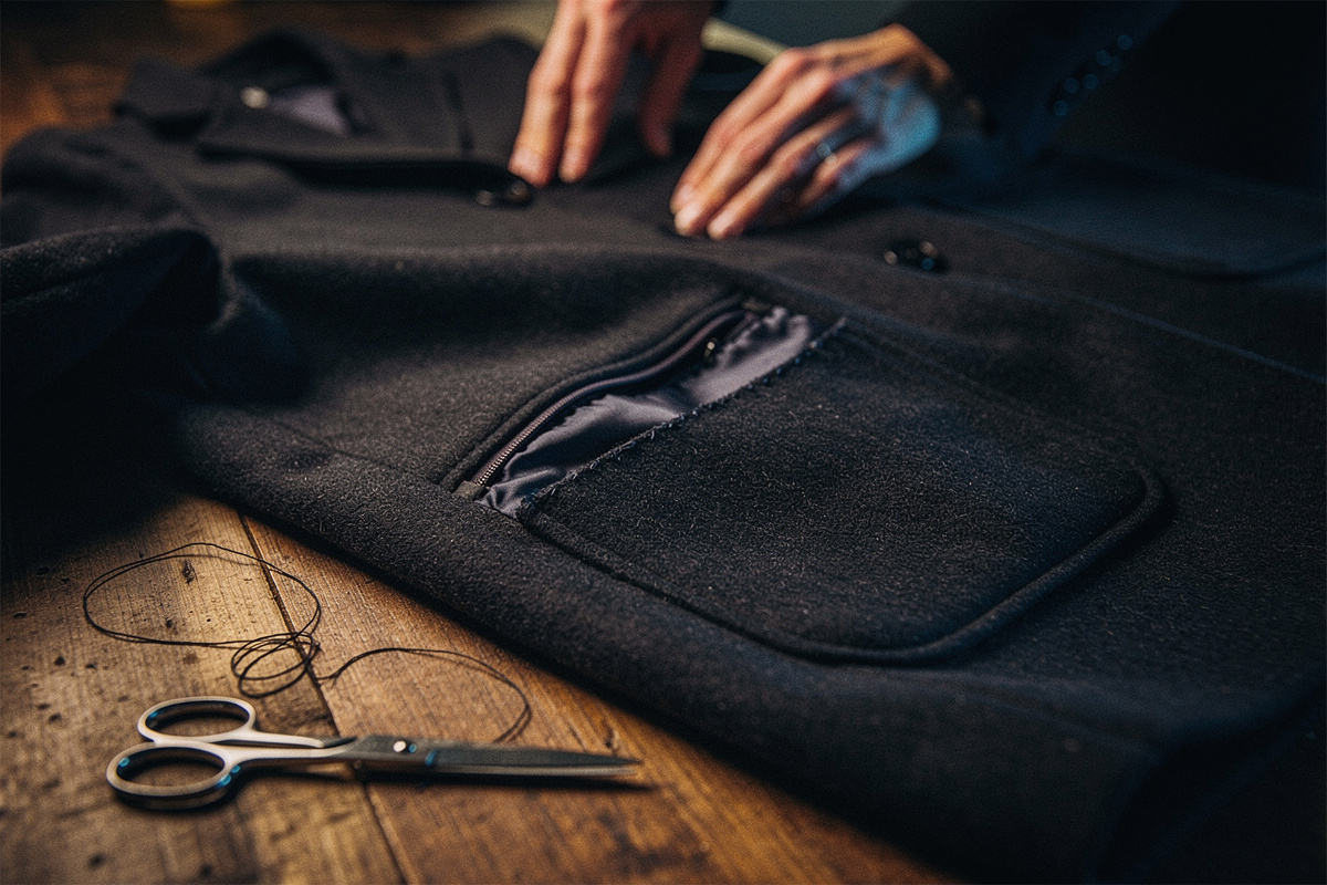 Faut-il découdre les poches de son manteau ?